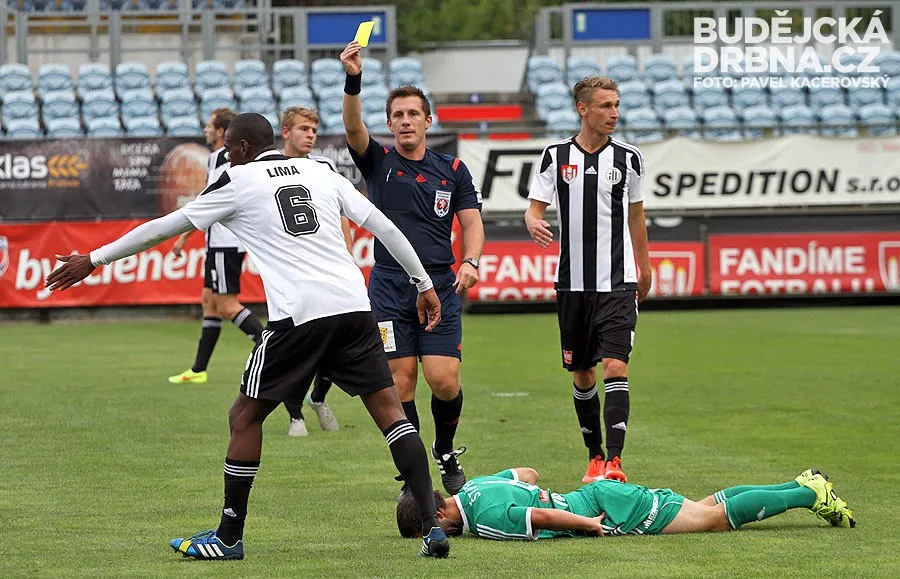Everson Lima reklamuje odpískanou penaltu. Sudí Pechanec ale byl nekompromisní, navíc mu udělil žlutou kartu