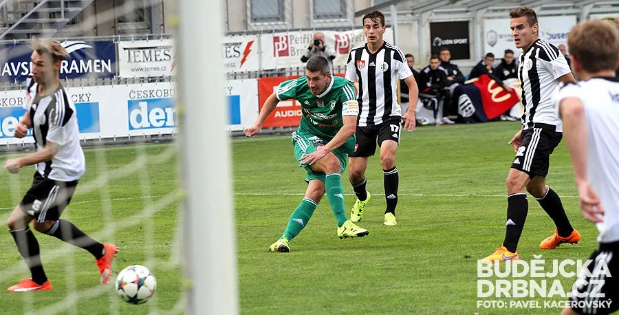 Kapitán Příbrami Tomáš Pilík zvyšuje už na 3:0 z pohledu hostů