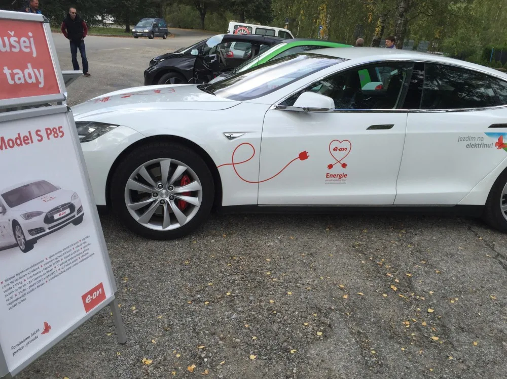 Elektroautomobil TESLA