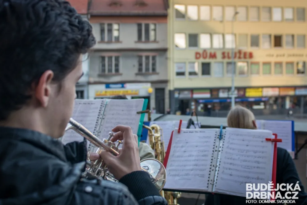 Koncert na balkoně pošty