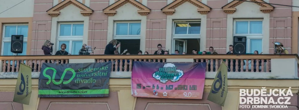 Koncert na balkoně pošty