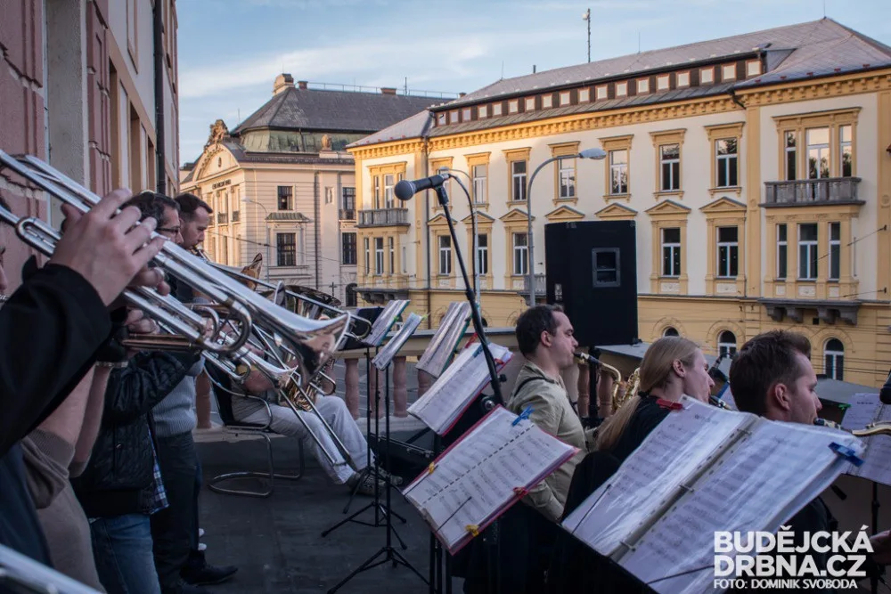 Koncert na balkoně pošty