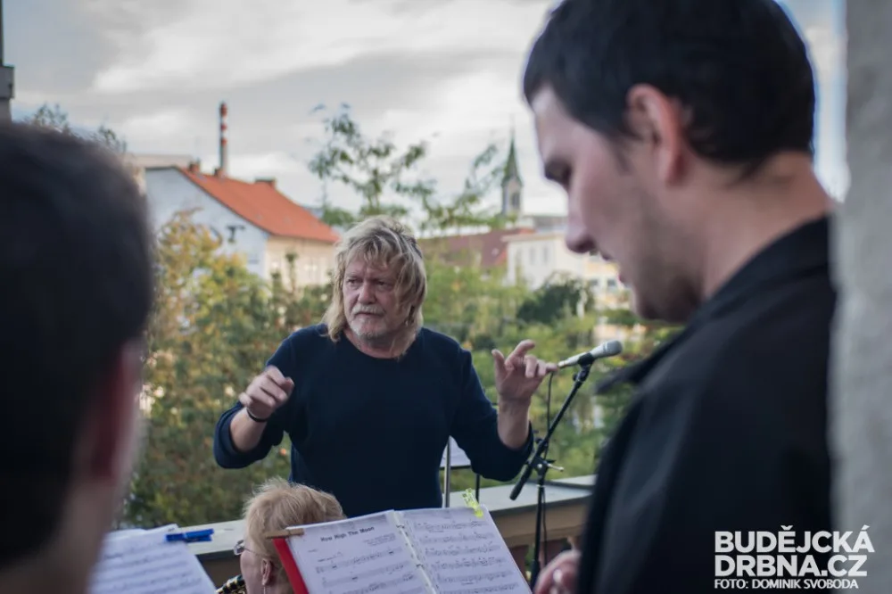 Koncert na balkoně pošty