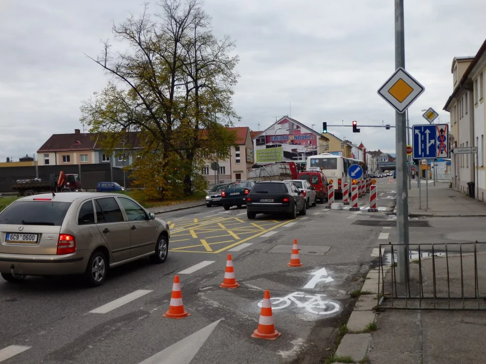 Křižovatka ulic Rudolfovská - Vodní doznala změn ve značení.