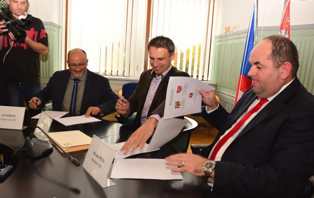 Jiří Svoboda, Jiří Zimola a Miroslav Pelta při podpisu memoranda