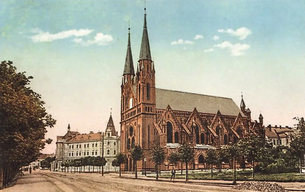 Novogotická synagoga z roku 1888 v Gerstnerově ulici podle projektu Maxe Fleischera z Vídně