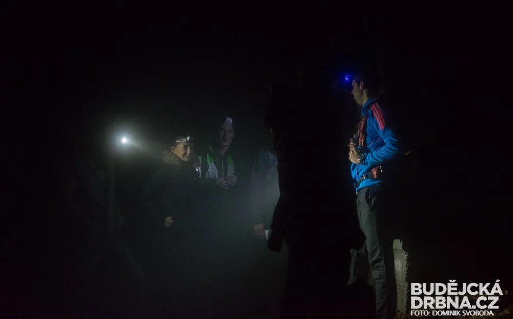 Hlavním tématem výstupu na Kleť byly čelovky