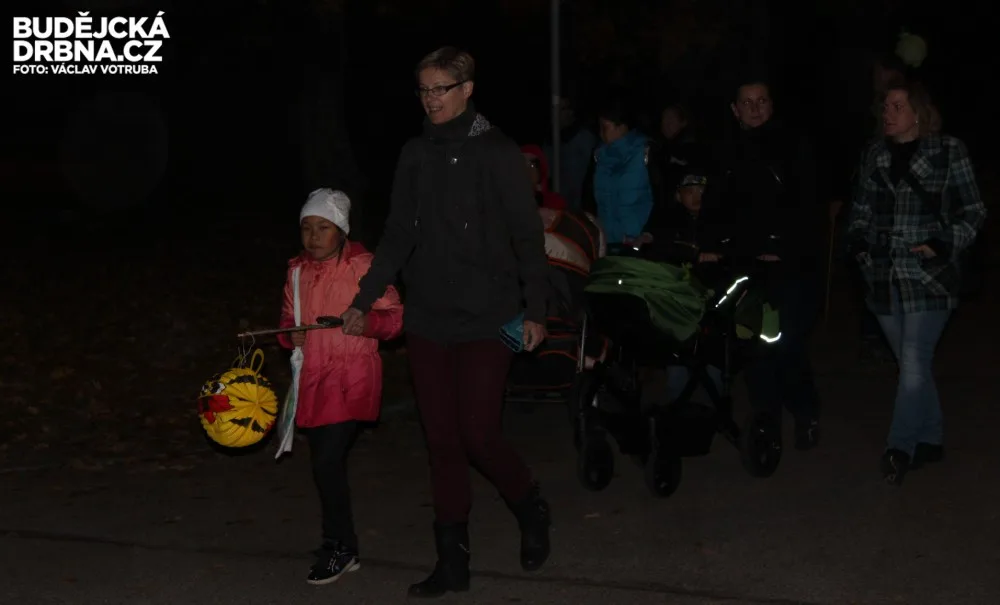 Českými Velenicemi prošel lampionový průvod již podesáté