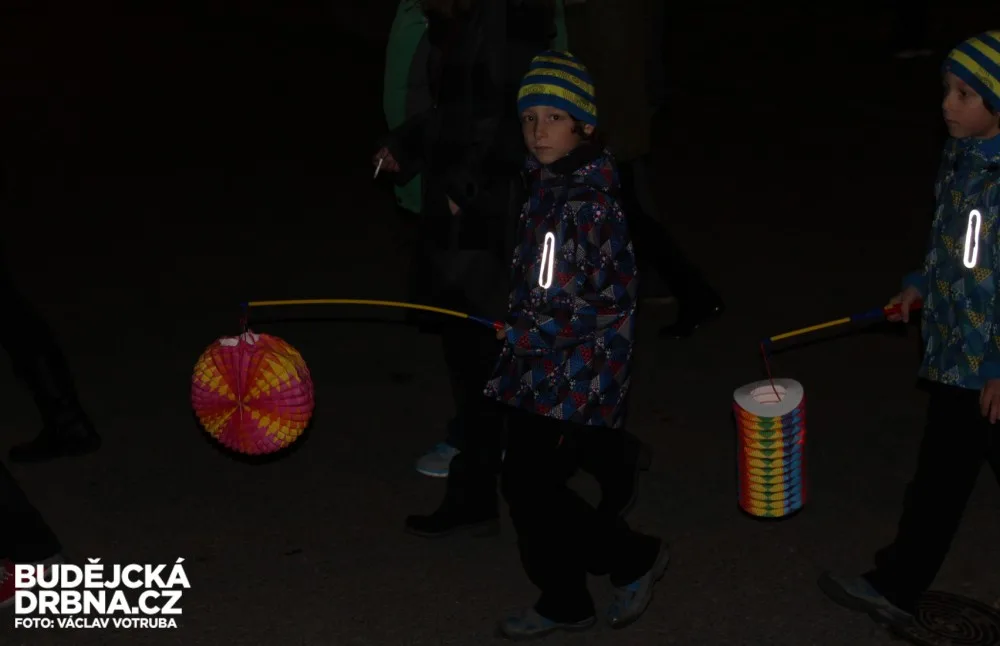 Českými Velenicemi prošel lampionový průvod již podesáté