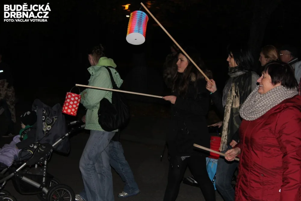 Českými Velenicemi prošel lampionový průvod již podesáté