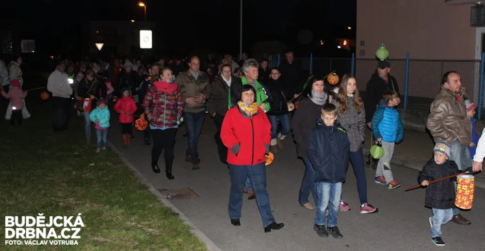 Českými Velenicemi prošel lampionový průvod již podesáté