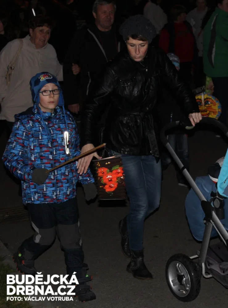 Českými Velenicemi prošel lampionový průvod již podesáté