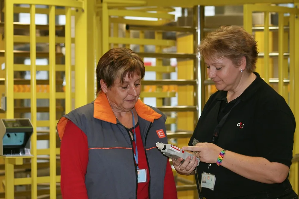 Členka ostrahy Marika Kohoutková vyzývá pracovnici vstupující do elektrárny k provedení dechové zkoušky. Tato kontrola byla stejně jako drtivá většina ostatních negativní