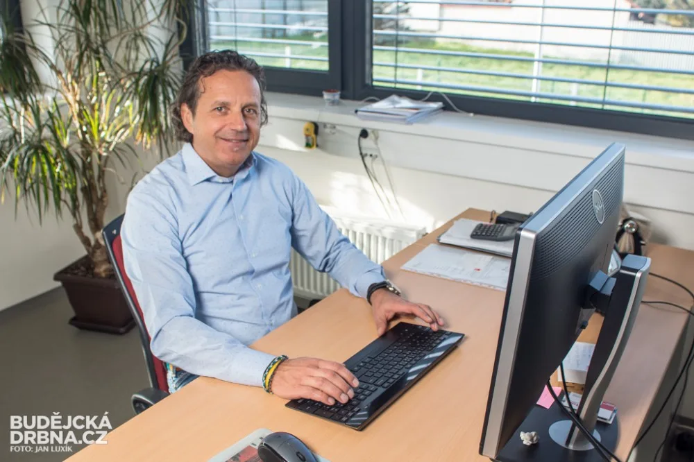 Ředitel Svatopluk Hloušek šéfuje firmu na výrobu regálů