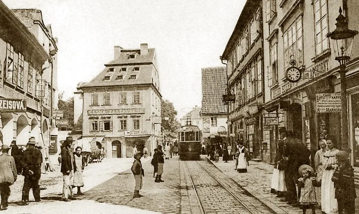 Krajinská třída v pohledu směrem k Mariánskému náměstí kolem roku 1910. V prospektu zeje mezera po Pražské bráně