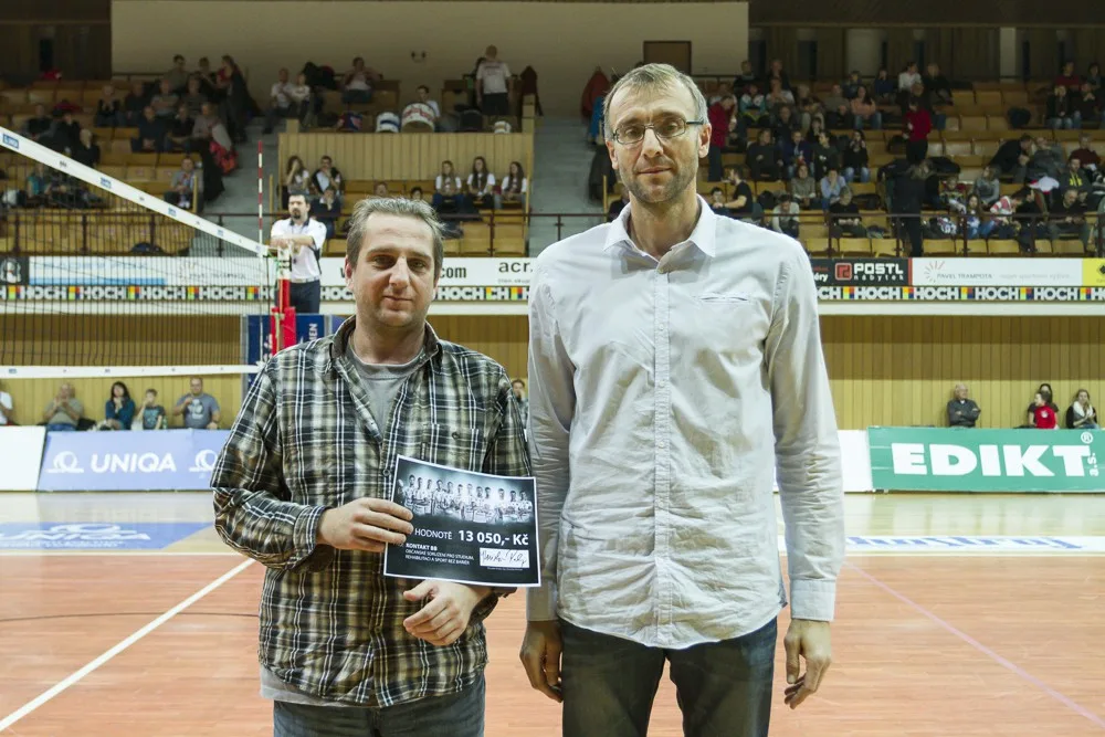 Stanislav Pochop předává šek z loňské aukce dresů