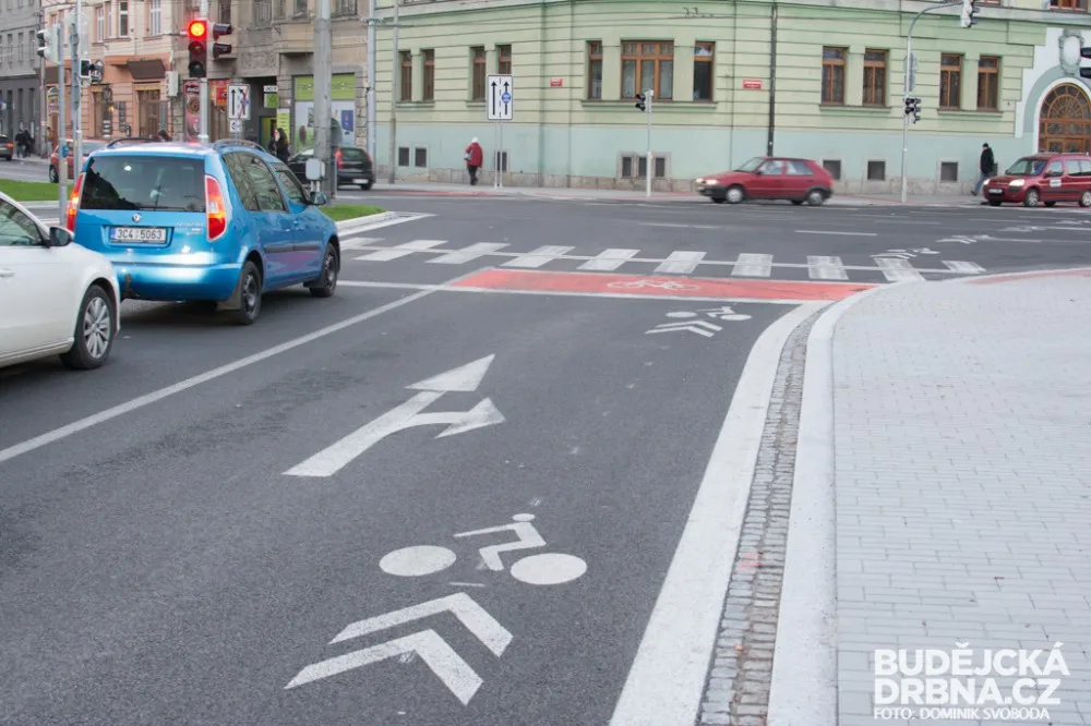 Cyklopruh na křižovatce ulic Žižkova - Jeronýmova a Novohradská