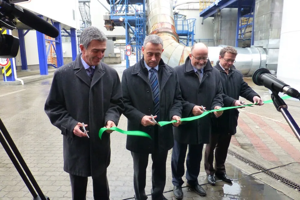 Nové odsíření Teplárny České Budějovice slavnostně zprovoznili šéf firmy Miroslav Houfek, František Paulík, výrobní ředitel Tenzy Brno, českobudějovický primátor Jiří Svoboda a Jan Kříž, náměstek ministra životního prostředí