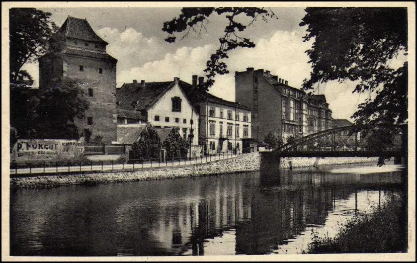 Pravé nábřeží Malše s hradební věží Železnou pannou a zarostlým dvojdomkem po roce 1930