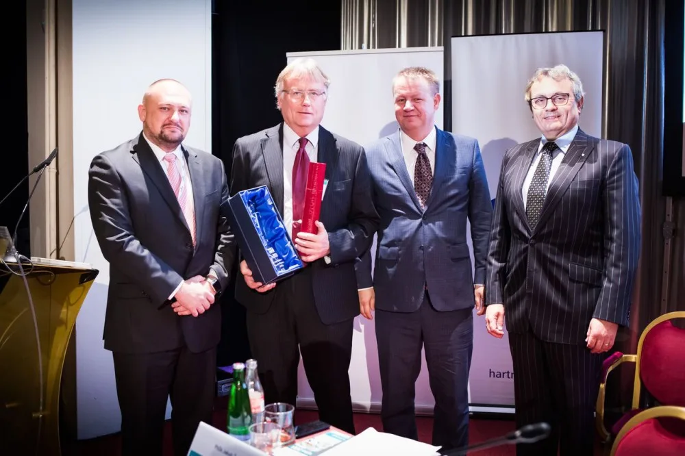 Zleva prezident Unie zaměstnavatelských svazů Jiří Horecký, ředitel strakonické nemocnice Tomáš Fiala, ministr zdravotnictví Svatopluk Němeček a prezident Hospodářské komory ČR Vladimír Dlouhý