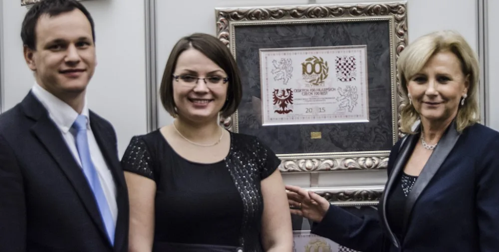 Ludmila Opekarová, prorektorka českobudějovické VŠTE (vpravo) převzala diplom za umístění v soutěži Českých 100 nejlepších spolu s kolegy