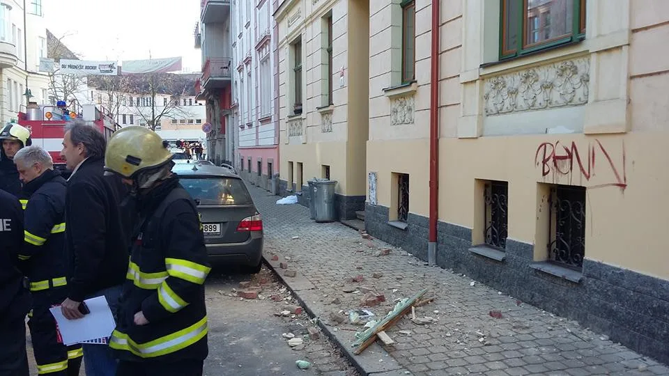 Ulice U Tří lvů uzavřena. Na místě vybuchla plynová bomba