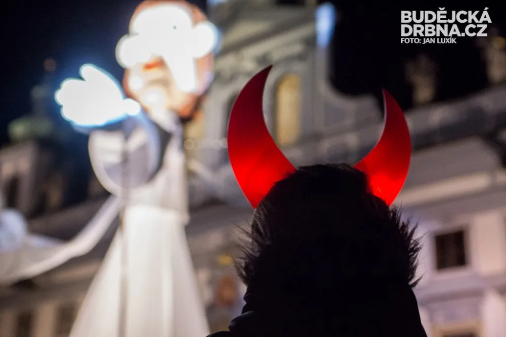 Budějcům zase po roce přiletěl popřát anděl