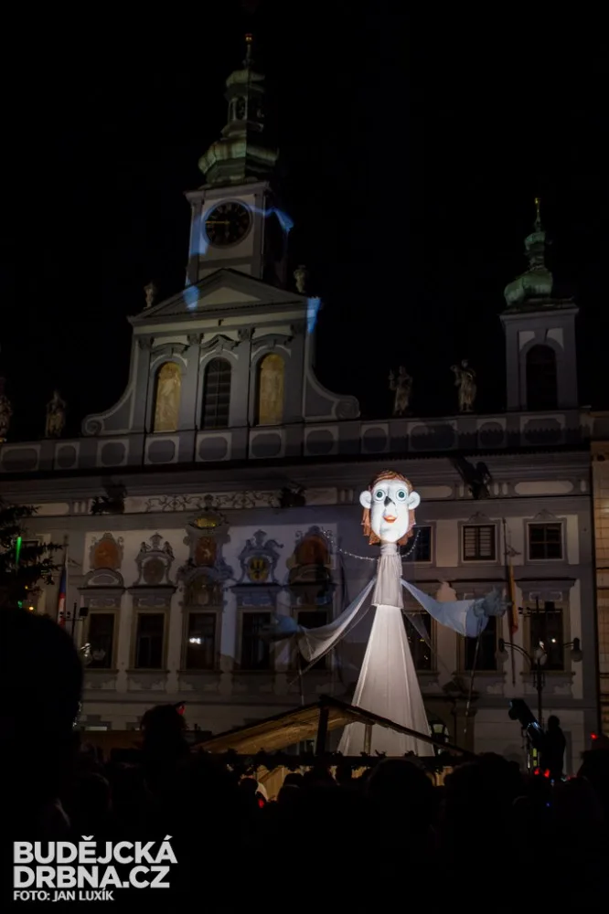 Budějcům zase po roce přiletěl popřát anděl