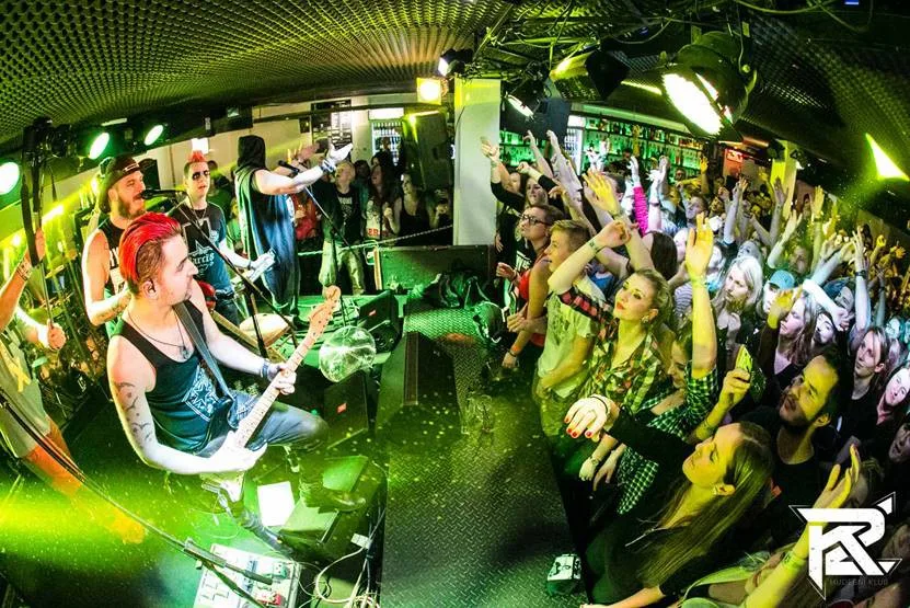 Našlapaná K2 při koncertu Rybiček48