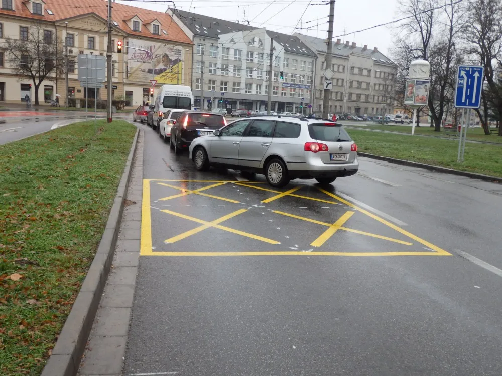 Žluté značení na Mariánském náměstí má pomoci dopravě