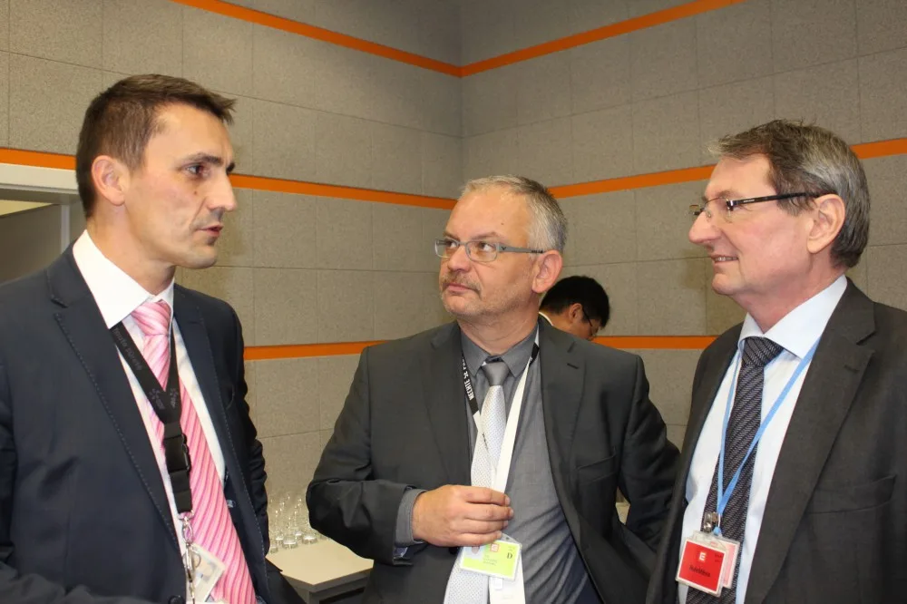 Ředitel Temelína Bondan Zronek (vlevo) v diskuzi s šéfem mise WANO Lubomirem Krenickym (vpravo)
