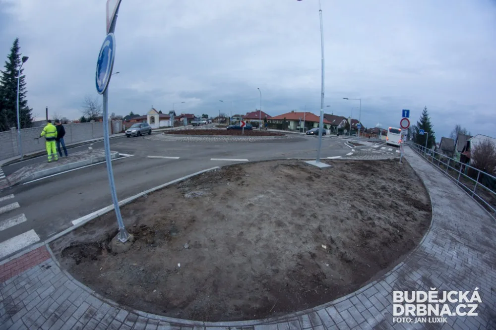 Okružní křižovatka v Roudném