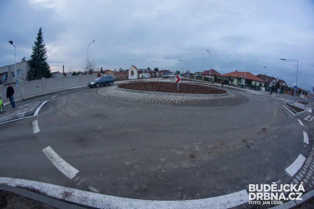 Okružní křižovatka v Roudném