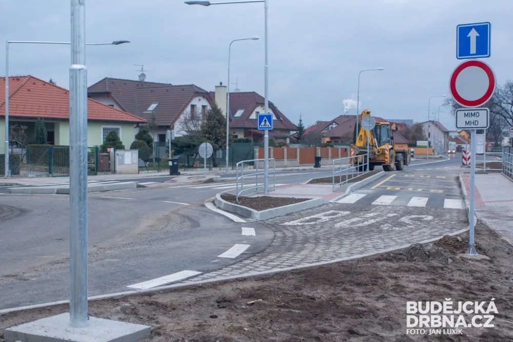 Okružní křižovatka v Roudném