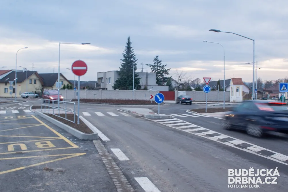 Okružní křižovatka v Roudném