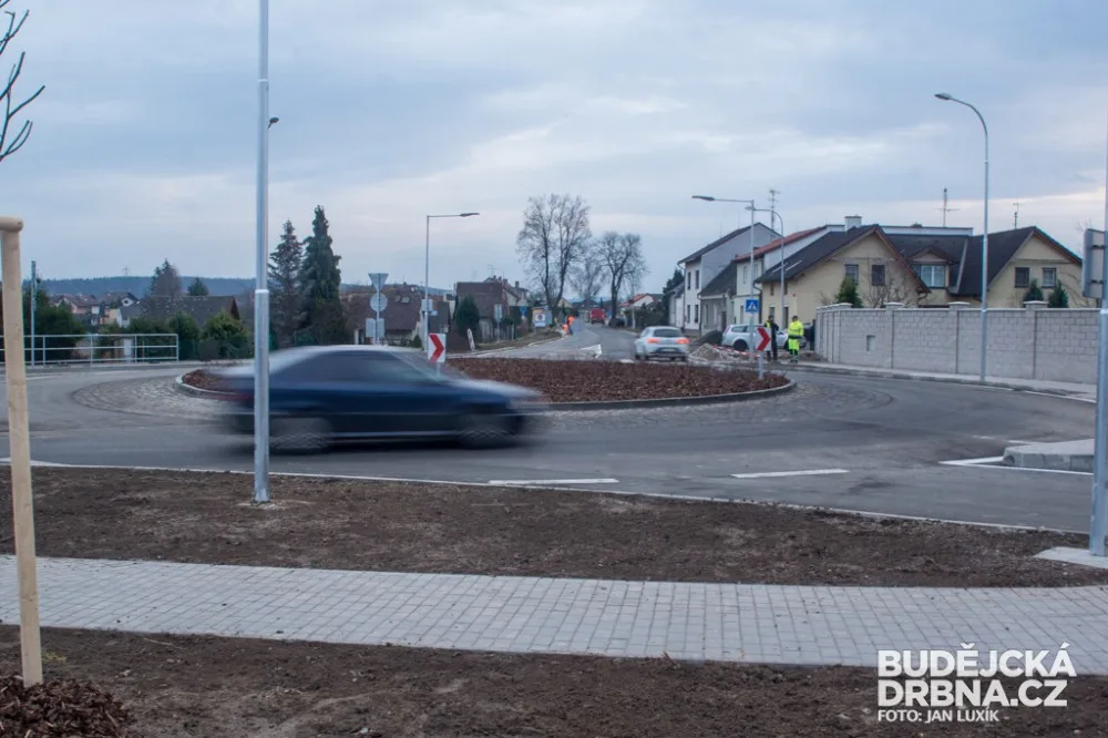 Okružní křižovatka v Roudném