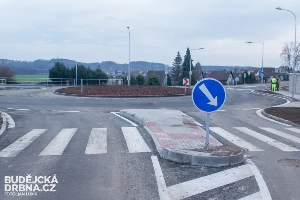 Okružní křižovatka v Roudném