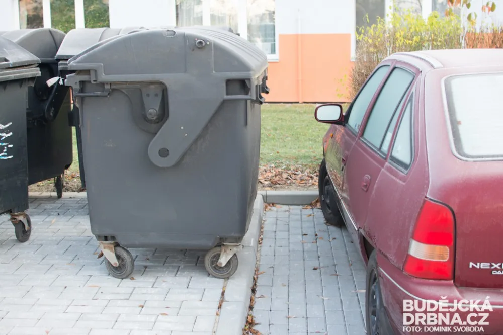 Kontejnery v ulici Plzeňská