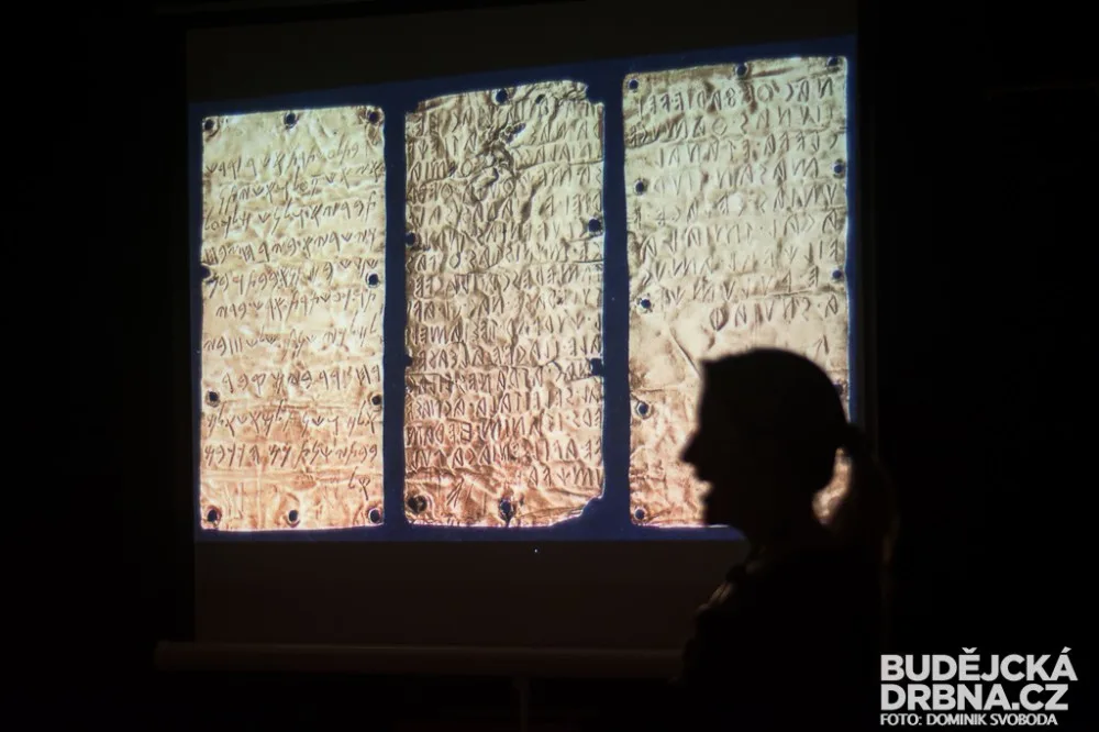 „Pod záštitou Flavia Enei (ředitel Museo del Mare e della Navigazione Antica v Santa Seveře) odkrýváme počátky evropské kultury. Snažíme se nejen přesunout tuny zeminy, ale i pochopit souvislosti a zasadit nové nálezy do historického kontextu. Přímé napoj