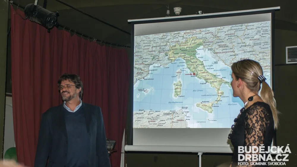 „Pod záštitou Flavia Enei (ředitel Museo del Mare e della Navigazione Antica v Santa Seveře) odkrýváme počátky evropské kultury. Snažíme se nejen přesunout tuny zeminy, ale i pochopit souvislosti a zasadit nové nálezy do historického kontextu. Přímé napoj