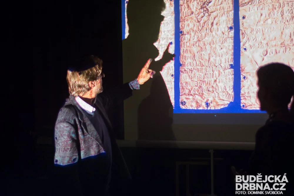 „Pod záštitou Flavia Enei (ředitel Museo del Mare e della Navigazione Antica v Santa Seveře) odkrýváme počátky evropské kultury. Snažíme se nejen přesunout tuny zeminy, ale i pochopit souvislosti a zasadit nové nálezy do historického kontextu. Přímé napoj