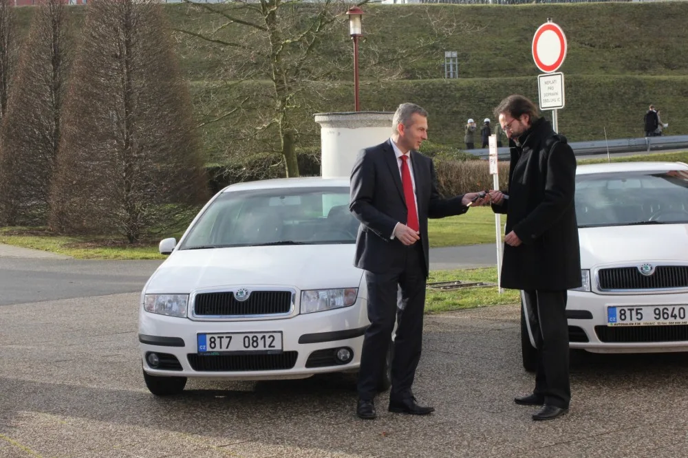 Radan Beneš předává klíčky děkanovi Pdegaogické fakulty JČU Michalu Vančurovi