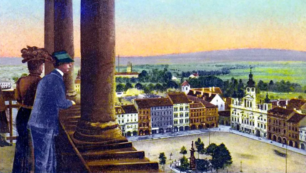 Pohled na náměstí z ochozu Černé věže pořízený před rokem 1911