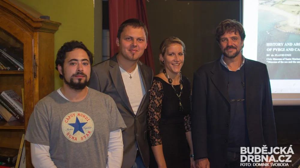 Michal Preusz a Klára Paclíková na fotce uprostřed