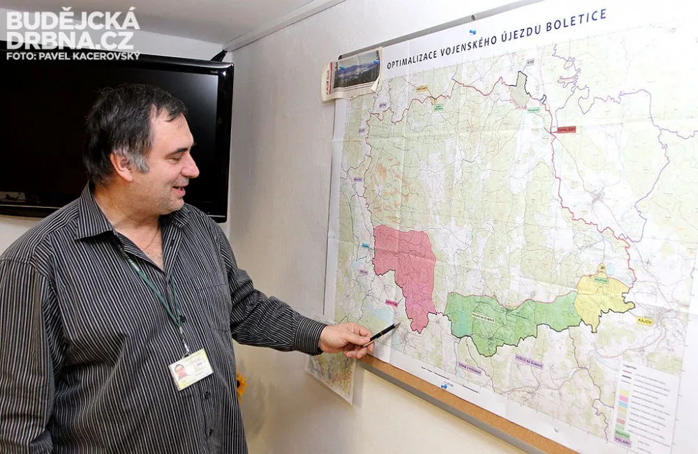 Zástupce přednosty Vojenského újezdu Boletice Miroslav Meleg ukazuje, která území budou vyčleněna