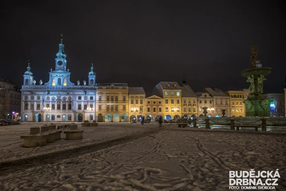 Noční zasněžené České Budějovice