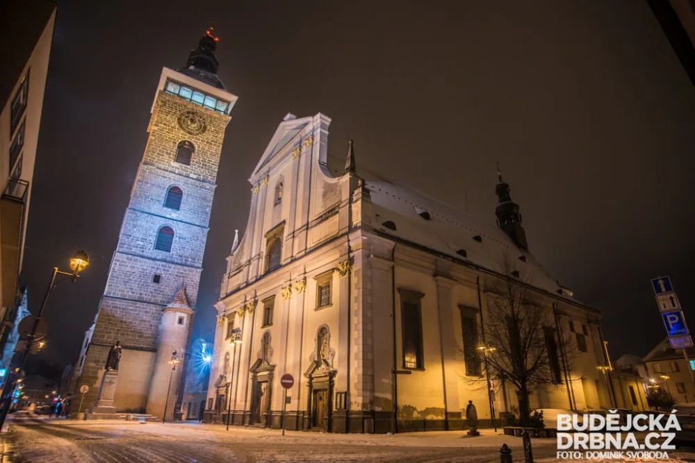 Noční zasněžené České Budějovice