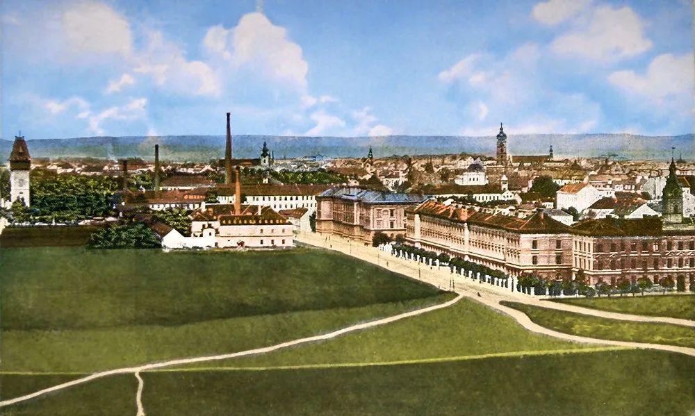 Pohled z novostavby nemocnice na dnešní ulici Boženy Němcové v roce 1914 a na louky, na nichž byly později postaveny legionářské domy a směrem k Vltavě vilová čtvrť