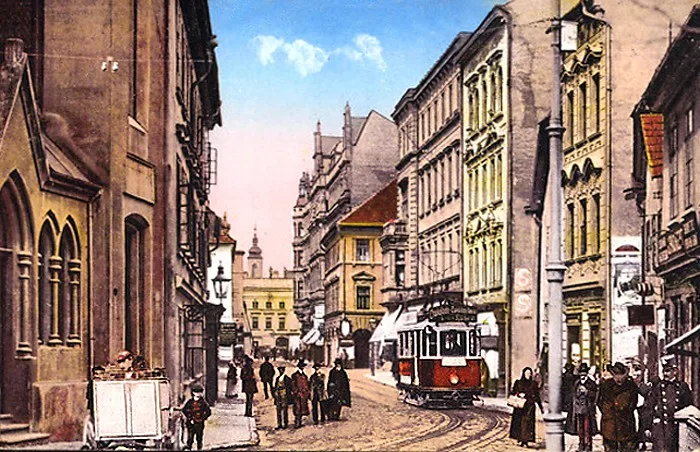 Vídeňská ulice, dnes po několika přejmenování ulice Karla IV., s tramvají v době monarchie před 1. světovou válkou