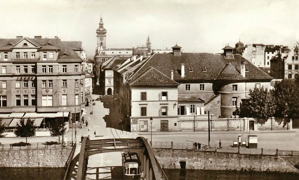 Pravé nábřeží Malše se Savoyí, starým divadlem a benzinovou pumpou v roce 1940. Shodou okolností jede přes Zlatý most tramvaj
